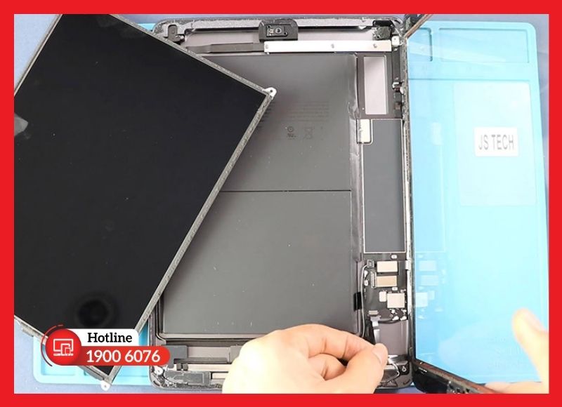 Vị trí cụm loa ngoài Stereo của iPad Gen 8 nằm ở cạnh đáy thiết bị.