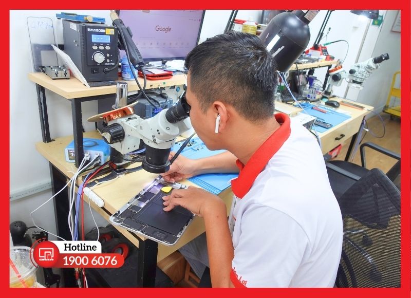 Kỹ thuật viên iCare Center đang tỉ mỉ thay thế cụm loa iPad Gen 8 với linh kiện đạt chuẩn.