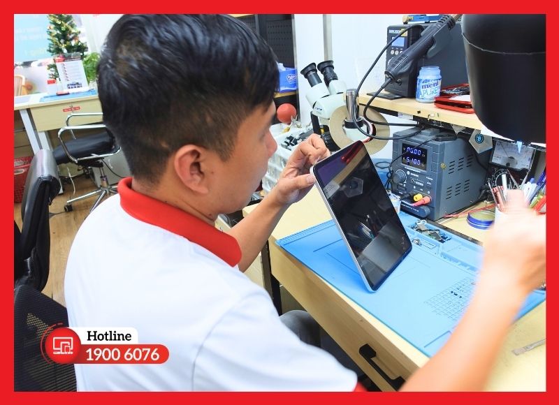 Kỹ thuật viên đang kiểm tra và tư vấn dịch vụ thay loa ngoài iPad Mini 5 uy tín tại iCare Center TP.HCM.