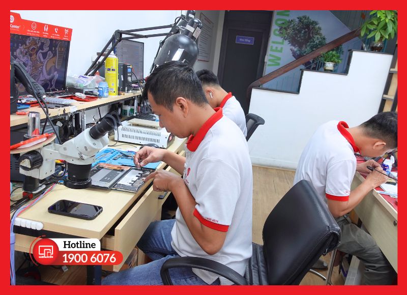 Kỹ thuật viên iCare Center thay loa iPad Mini 6 công khai, đúng kỹ thuật