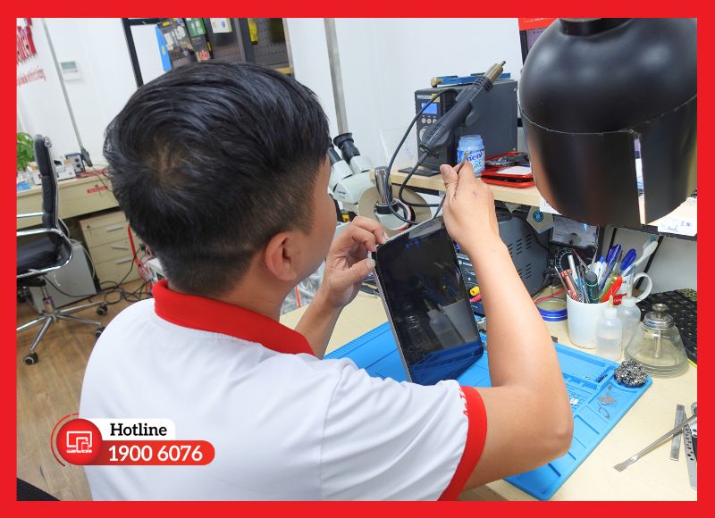 iCare Center sở hữu đội ngũ kỹ thuật viên chuyên sâu và linh kiện đạt tiêu chuẩn