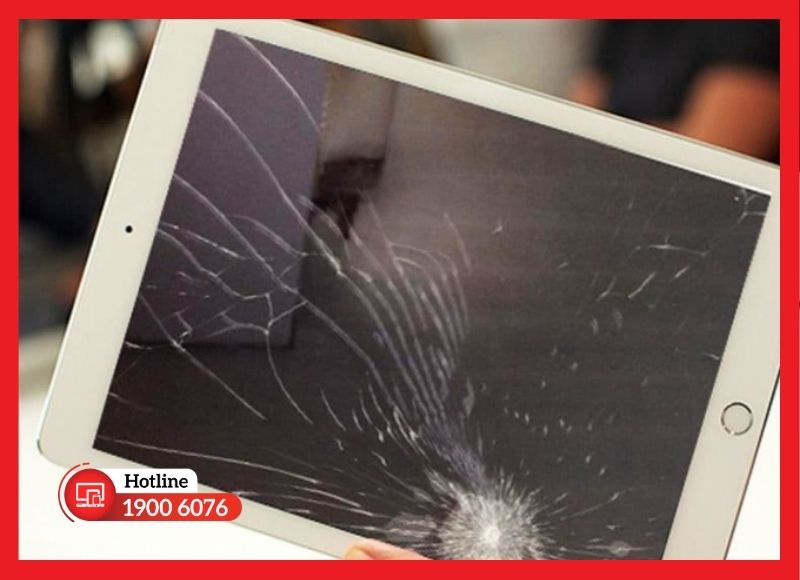 Màn hình iPad Gen 6 bị nứt kính nghiêm trọng do va đập mạnh cần thay thế.