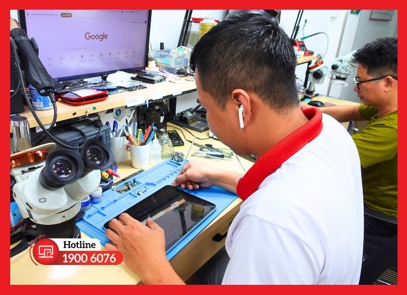 Kỹ thuật viên iCare Center thực hiện quy trình thay màn hình iPad Gen 7 công khai, chuyên nghiệp.