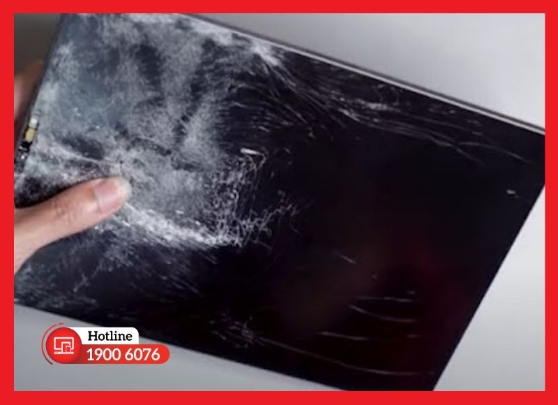 Màn hình iPad Pro 9.7 bị vỡ kính và hỏng tấm nền LCD do tác động vật lý.