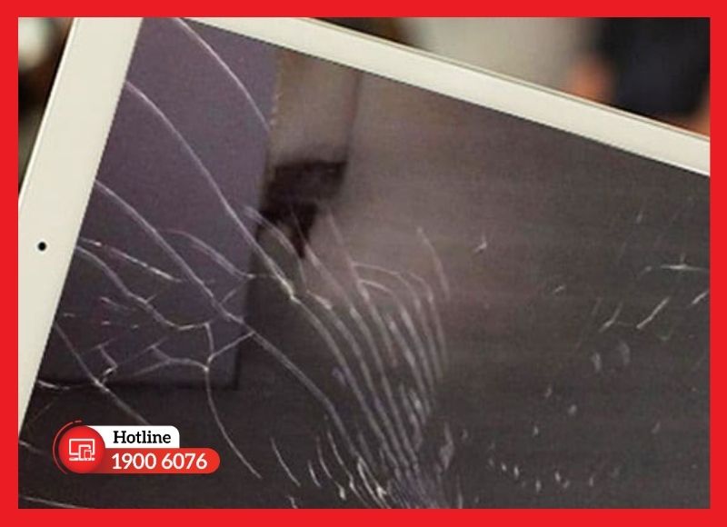 Hình ảnh iPad Gen 6 bị vỡ nát mặt kính do va đập mạnh ở góc máy. 