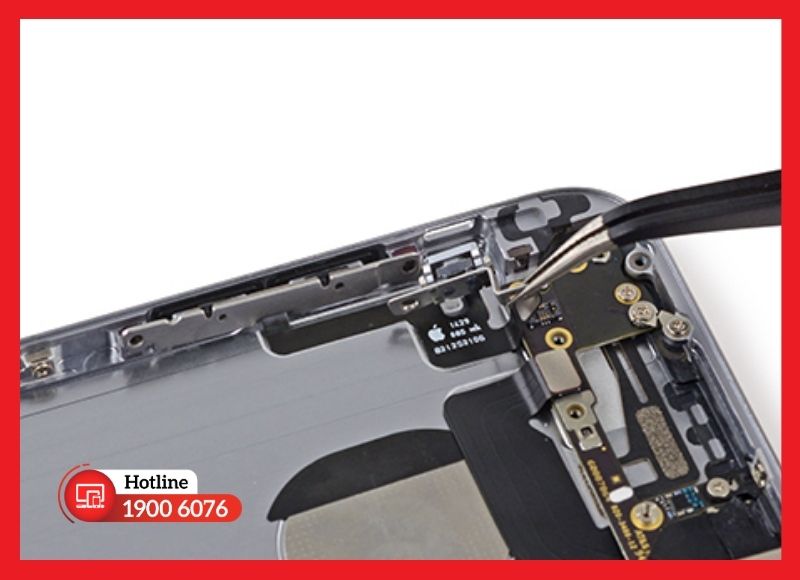 Nút nguồn iPad Pro 10.5 nằm ở góc trên bên phải cạnh trên, tích hợp cùng cáp flex kết nối bo mạch