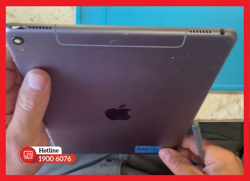 Kiểm tra tình trạng lún, kẹt hoặc đứt cáp trước khi thay nút nguồn iPad Pro 10.5.