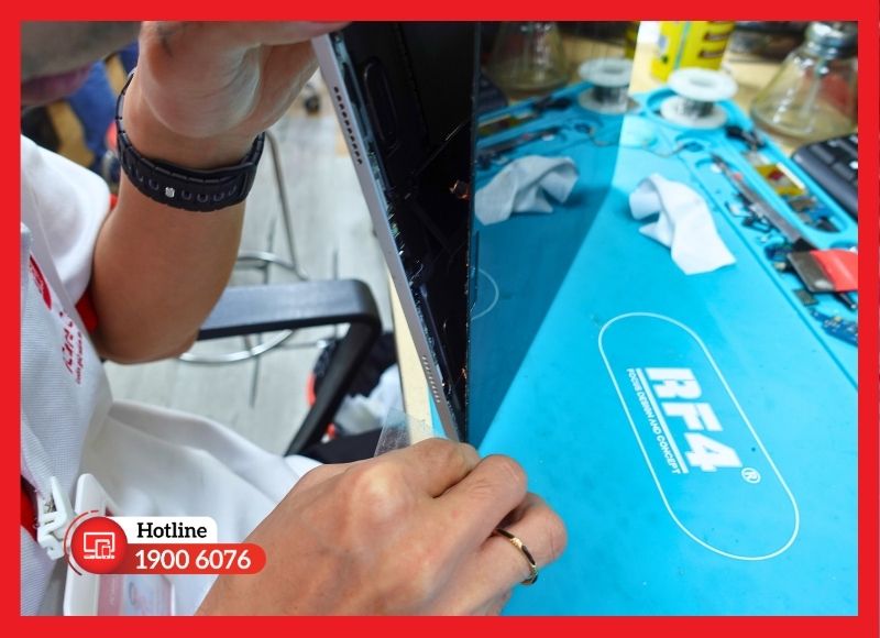 Quy trình thay cụm nút nguồn iPad Pro 10.5, test tắt bật màn hình và khởi động lại trước khi bàn giao