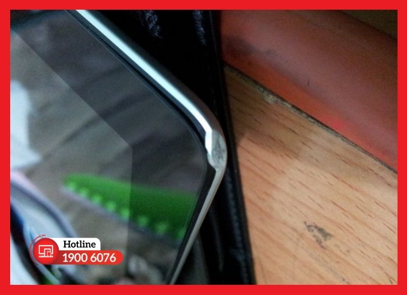 Các dấu hiệu nhận biết vỏ iPad Gen 5 bị cong và móp góc.