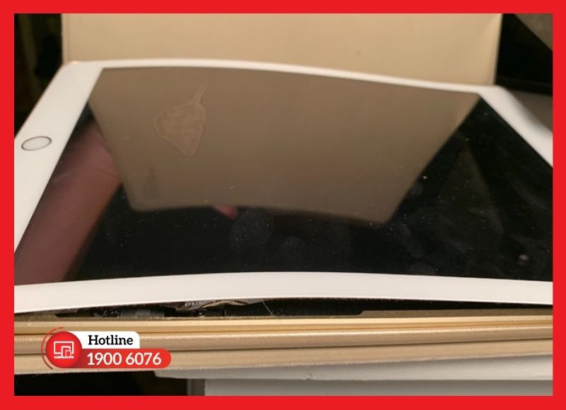 Tình trạng khung sườn iPad Gen 7 bị biến dạng và móp góc do tác động lực.