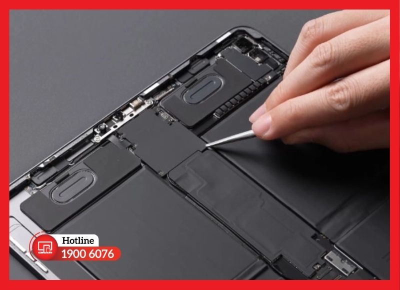 Cấu trúc vỏ nhôm nguyên khối của iPad Gen 8 đóng vai trò bảo vệ linh kiện và tản nhiệt.