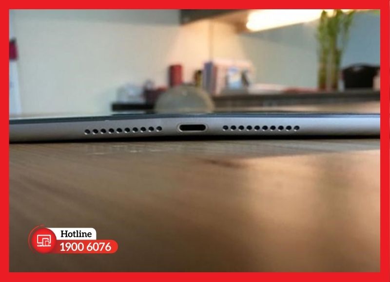 Hình ảnh thực tế khung sườn iPad Gen 8 bị cong và móp góc do va đập.