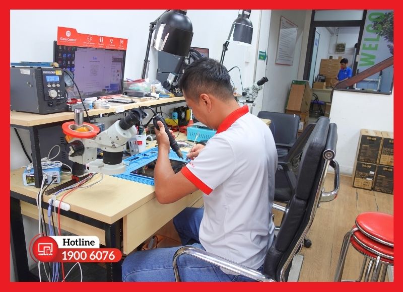 Kỹ thuật viên iCare Center thực hiện dịch vụ thay vỏ iPad Gen 8 đúng quy trình.