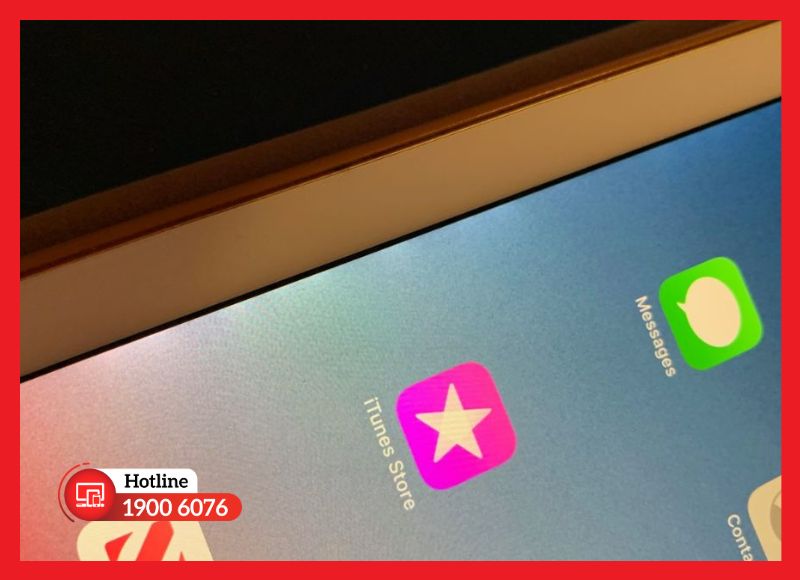 iPad Mini 5 bị hở viền màn hình và trầy xước nặng là thời điểm cần thay vỏ mới ngay.