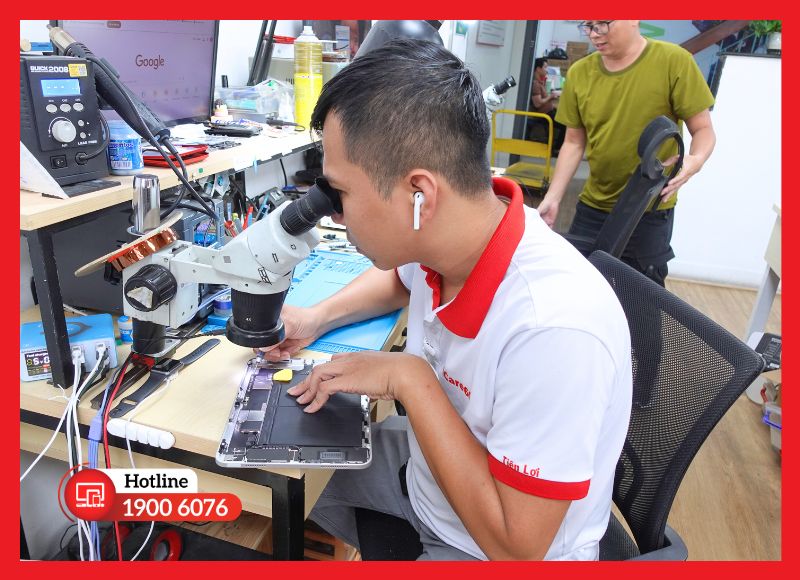 Kỹ thuật viên iCare Center thực hiện thay vỏ iPad Mini 5 lấy liền minh bạch trực tiếp tại quầy.