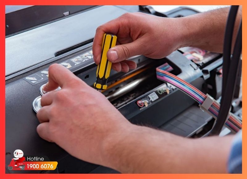 Kỹ thuật viên kiểm tra và sửa máy in màu theo từng bước