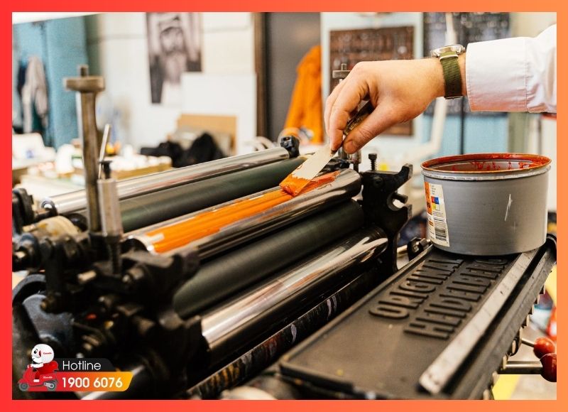 Máy in màu có cấu tạo phức tạp, cần kiểm tra đồng bộ hệ mực và linh kiện để đảm bảo in đúng màu