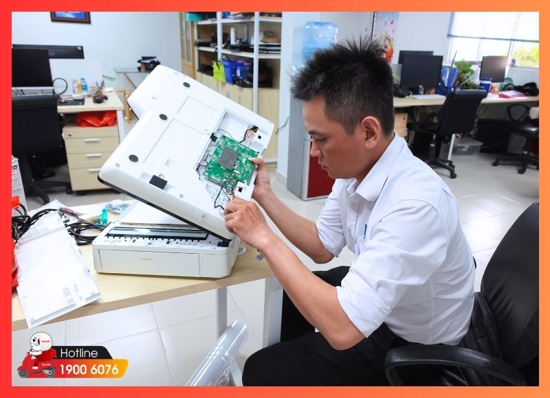 Kỹ thuật viên đến tận nơi kiểm tra máy in theo lịch hẹn