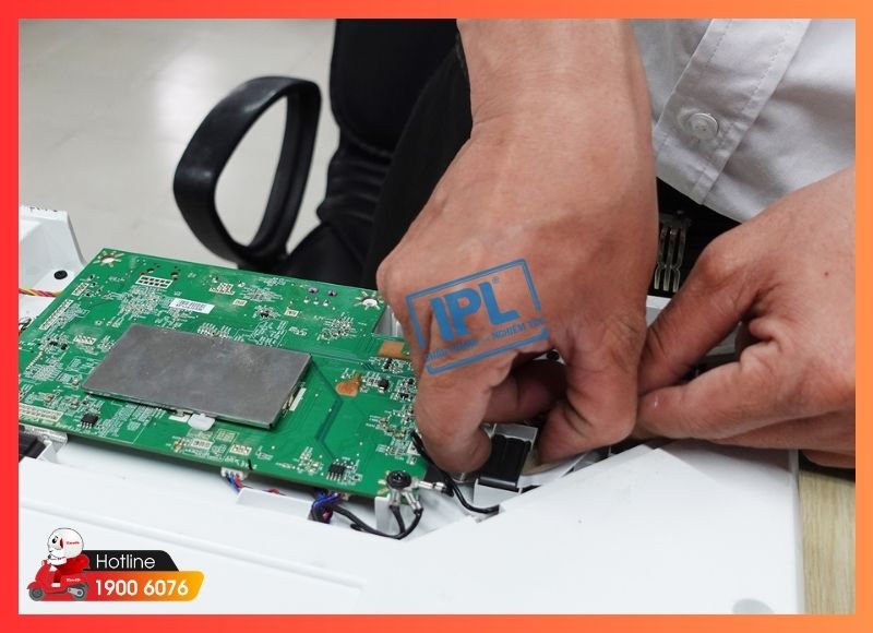 Kỹ thuật viên thay tụ và kiểm tra IC nguồn máy in