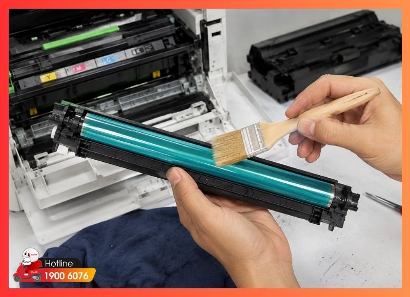 Vệ sinh trống máy in bằng chổi hoặc vải mềm 