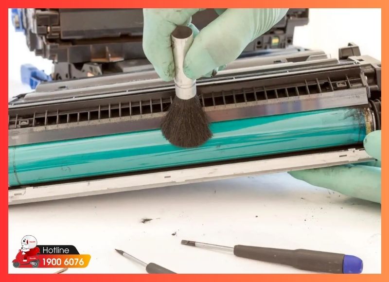 Vệ sinh trống máy in bằng chổi hoặc vải mềm