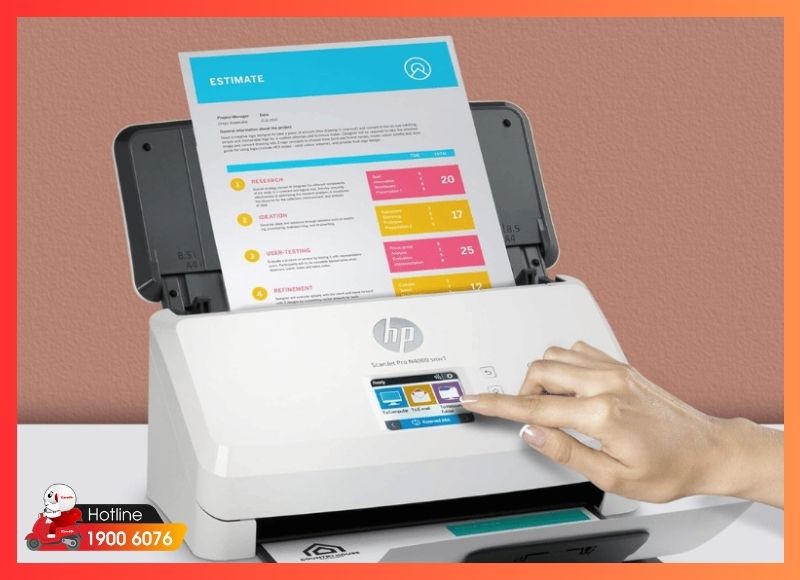Kỹ thuật viên test lại máy scan sau khi hoàn tất sửa chữa