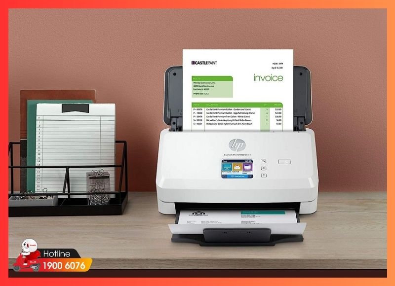 Kỹ thuật viên trình bày phương án sửa chữa máy scan cho khách hàng