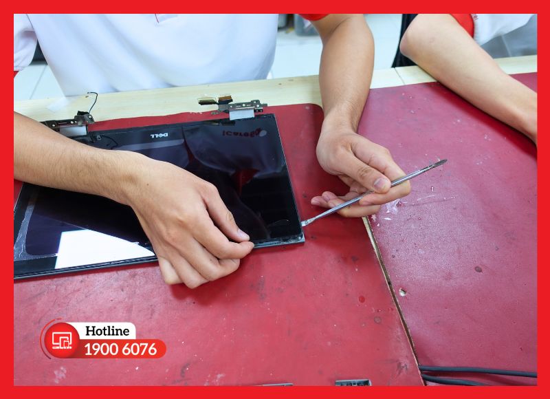 Kỹ thuật viên iCare Center kiểm tra chức năng hiển thị trực tiếp cùng khách hàng