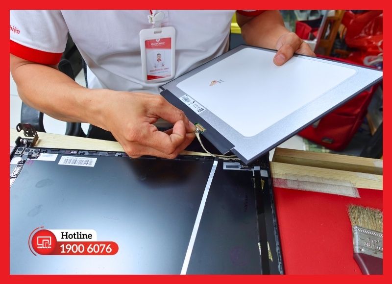 Từng bước tháo lắp màn hình Dell Vostro đều được thực hiện tỉ mỉ