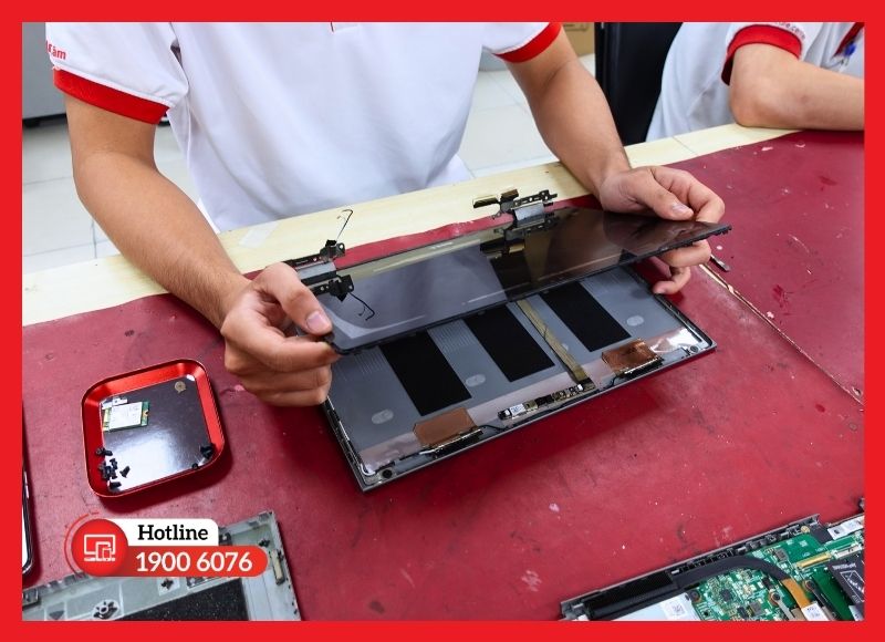 Kỹ thuật viên thao tác tỉ mỉ, đảm bảo an toàn tuyệt đối cho linh kiện máy
