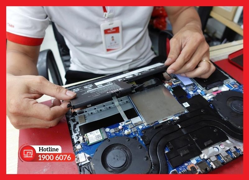 Kỹ thuật viên thao tác tháo lắp và kiểm tra pin laptop cẩn thận
