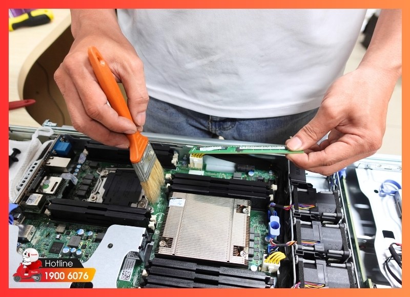 Vệ sinh bụi bên trong (quạt, heatsink, mainboard)