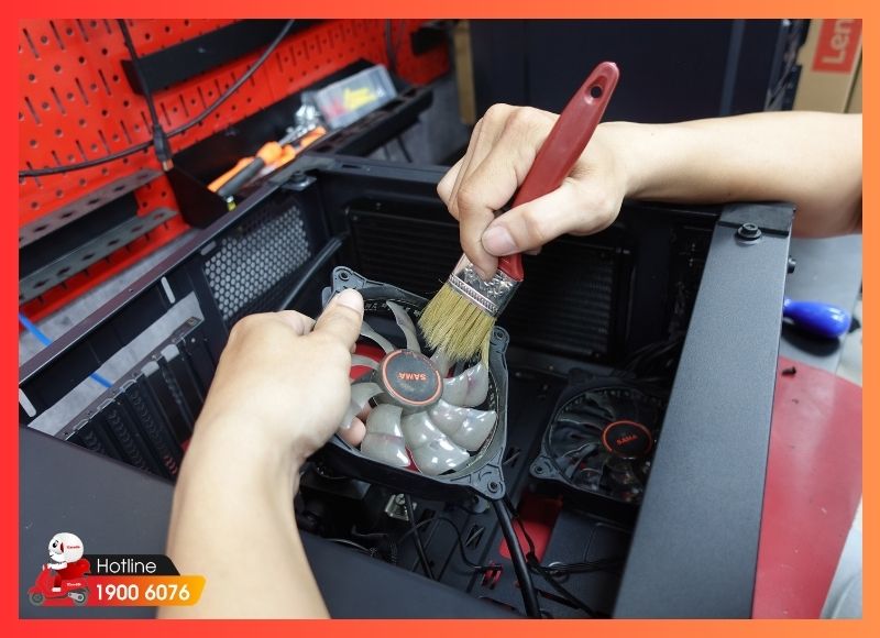 Kỹ thuật viên vệ sinh laptop và PC tận nơi cho khách hàng tại Phường Hiệp Bình