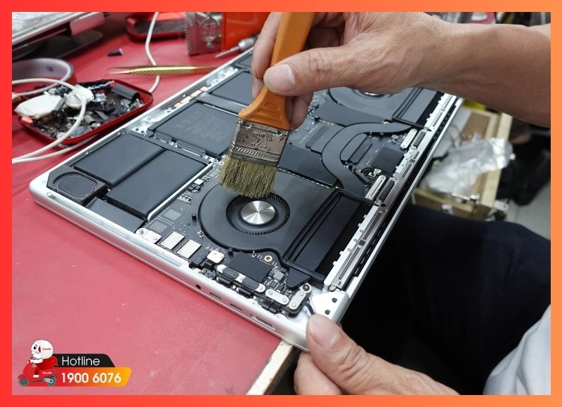 Kỹ thuật viên iCare60 vệ sinh laptop và kiểm tra nhiệt độ máy sau khi hoàn tất