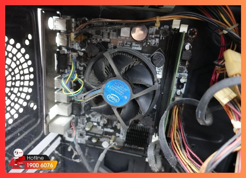Dấu hiệu nhận biết máy tính cần vệ sinh khi bụi bám dày ở khe tản nhiệt