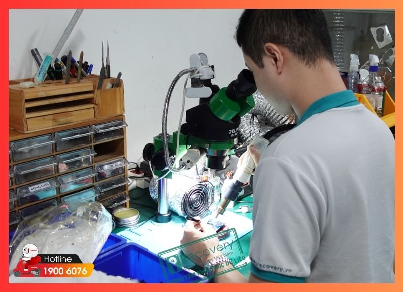 Kỹ thuật viên đánh giá tình trạng ổ cứng trước khi sửa chữa