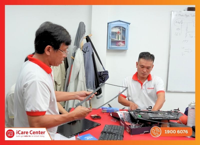 Thực hành tháo lắp laptop cùng kỹ thuật trưởng giàu kinh nghiệm.