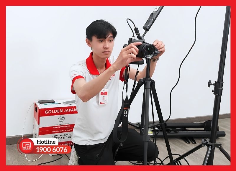 Cố định vị trí camera, người livestream và phông nền
