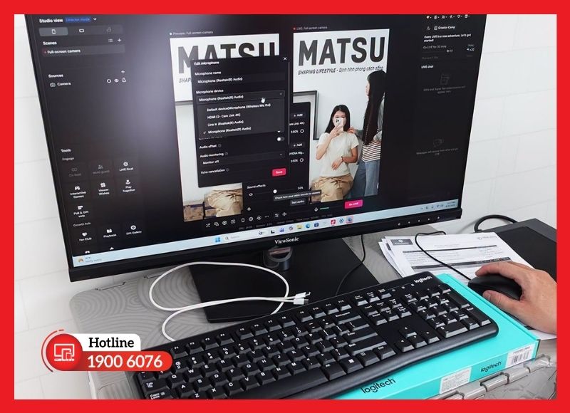 Căn camera ngang tầm mắt và kiểm tra khung hình livestream trên màn hình