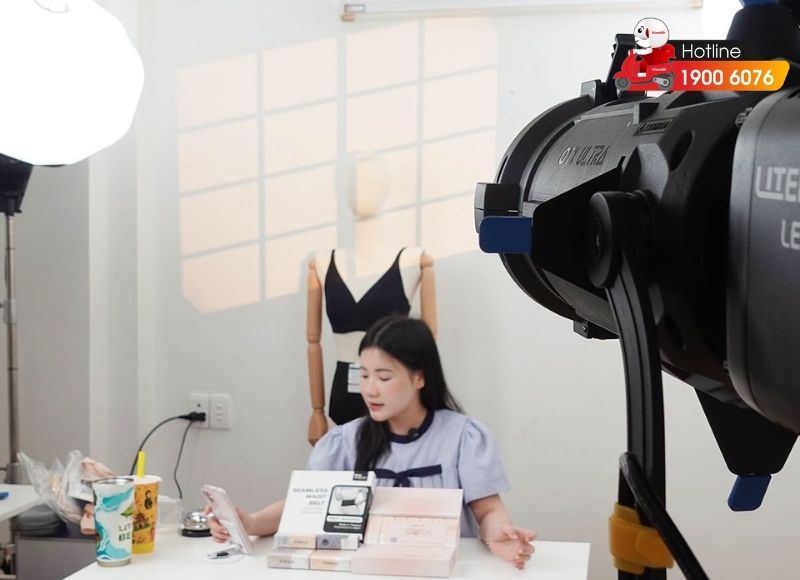 Mẫu setup phòng livestream TikTok Shopee bán hàng