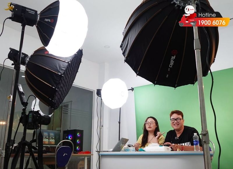 Phòng livestream mỹ phẩm được thiết kế bài bản giúp tạo thiện cảm ngay từ đầu live