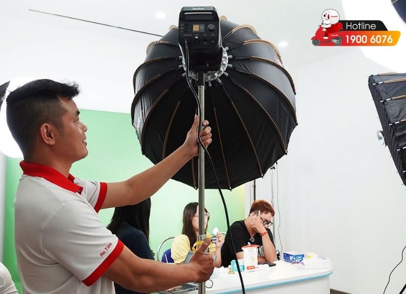 Background gọn gàng giúp livestream mỹ phẩm trông sạch và chuyên nghiệp