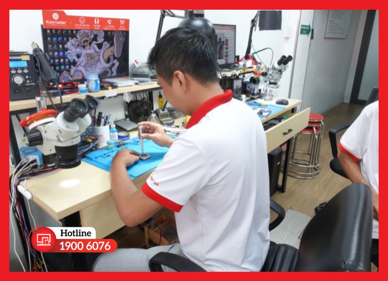 kỹ thuật viên iCare Center xử lý pin chai, phồng, sạc không vào