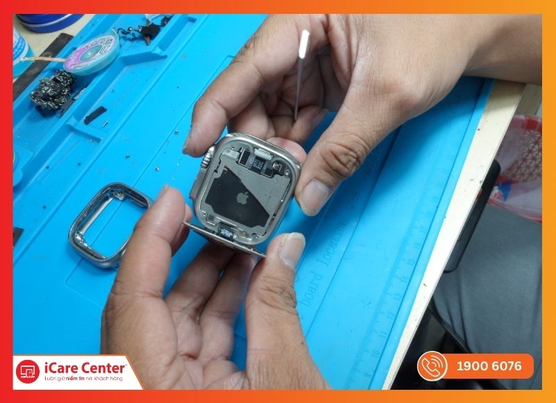 Kỹ thuật viên iCare Center sửa main Apple Watch bằng thiết bị chuyên dụng