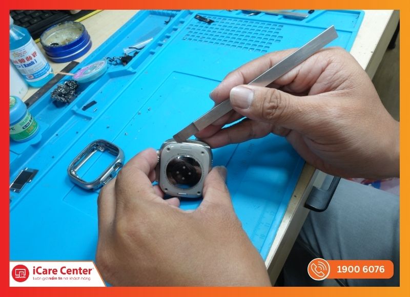 Kỹ thuật viên iCare Center sửa Digital Crown và nút nguồn Apple Watch