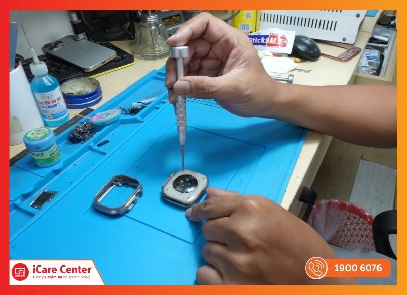 iCare Center xử lý lỗi nguồn và khởi động Apple Watch bằng thiết bị lập trình chuyên dụng