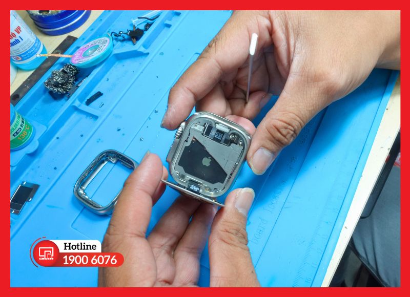 Kỹ thuật viên iCare Center sửa main Apple Watch bằng thiết bị chuyên dụng