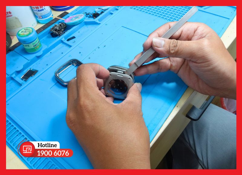 Kỹ thuật viên iCare Center sửa Digital Crown và nút nguồn Apple Watch