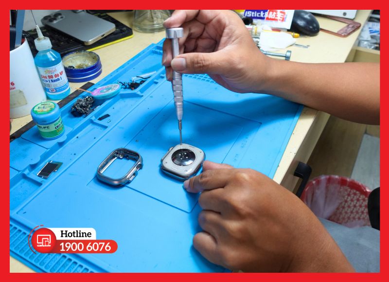 iCare Center xử lý lỗi nguồn và khởi động Apple Watch bằng thiết bị lập trình chuyên dụng