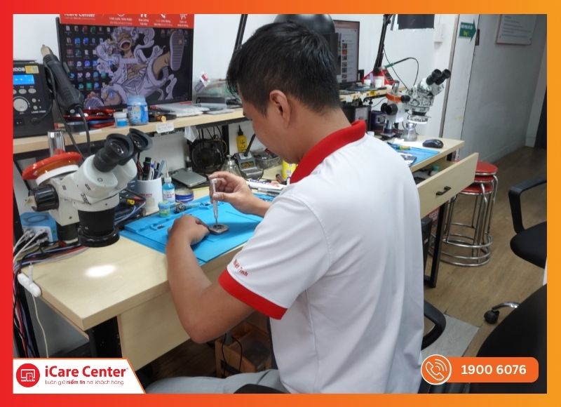 kỹ thuật viên iCare Center xử lý pin chai, phồng, sạc không vào